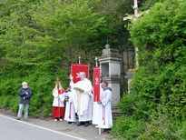 Markusprozession zum Kreuz an der Netzer Straße (Foto: Karl-Franz Thiede)